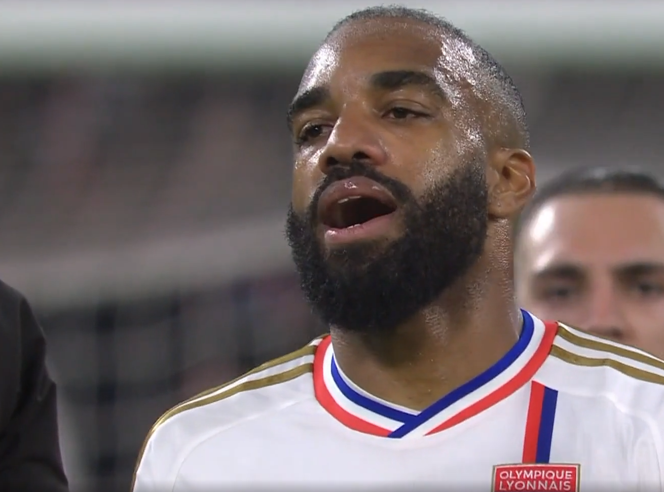 爱游戏下载-里昂发布备战花絮，赛前篮板制胜，足总杯任务艰巨，更衣室氛围转暖