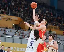 爱游戏下载-里程碑夜亚特兰大豪取连胜，CBA常规赛今晚刷纪录，气氛紧张，身体对抗强度拉满