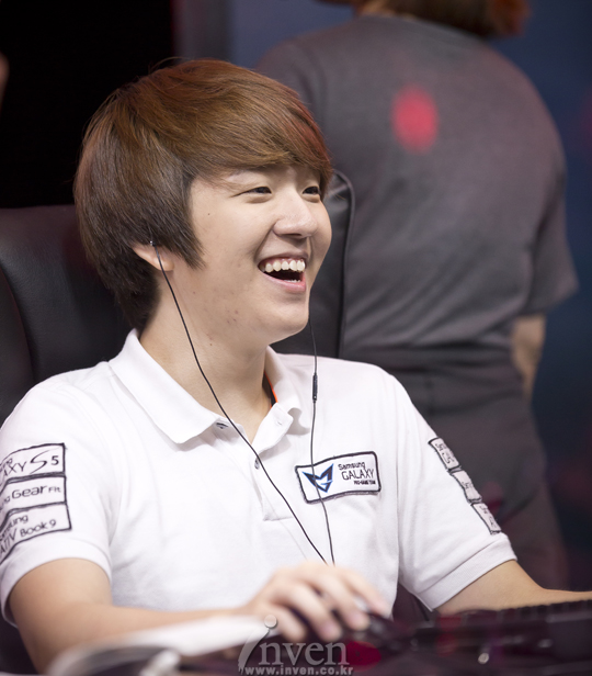 爱游戏官网-美娜掀球衣事件回放