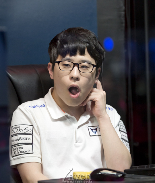 爱游戏官网-美娜掀球衣事件回放