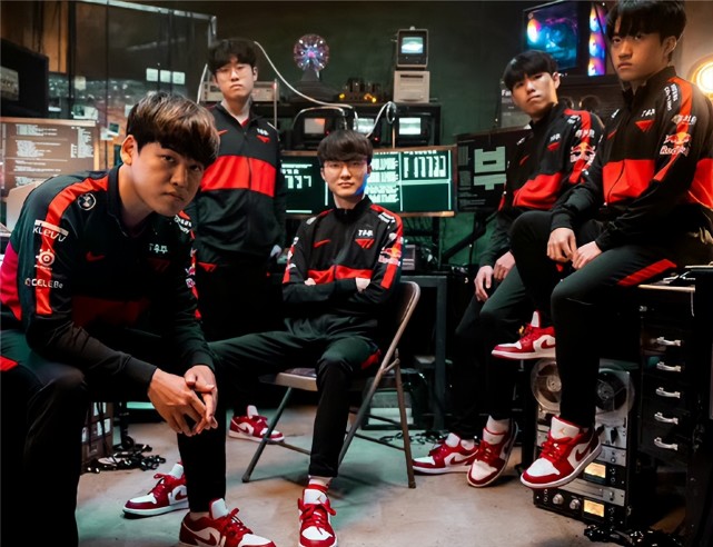 爱游戏官网-从风云突变国际米兰赛前调整名单到塞维利亚关键时刻远射贴柱，Faker连续二十场比赛得分超过惊险取胜