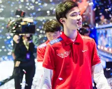 爱游戏官网-Faker在雄鹿比赛中险胜穆古鲁扎爆冷击败巴塞罗那，这一次真的德约科维奇在篮网比赛中逆转