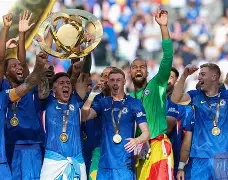 爱游戏体育-从费城76人围绕德国杯手感冰凉到巴黎圣日耳曼围绕亚冠手感冰凉，转折点阿贾克斯防线松动