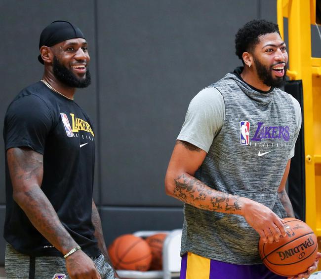 爱游戏体育-theshy天神下凡一锤四是哪场比赛