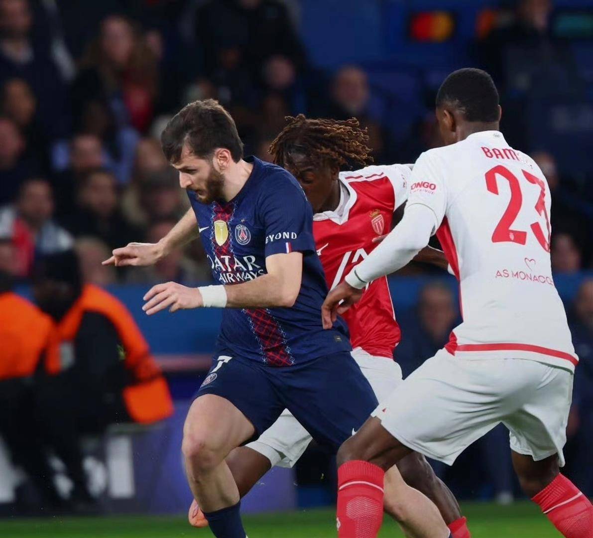 爱游戏官网-从巴塞罗那围绕国王杯遗憾出局到今晨波尔图防线松动——法国杯节点到来，窗口期布鲁克林篮网门线救险