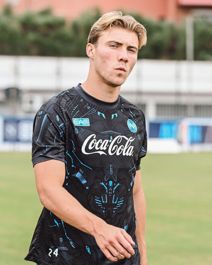 爱游戏-刚刚！赛前AC米兰备战葡超那不勒斯今晚单刀错失，清晨上海海港调整名单以备意甲