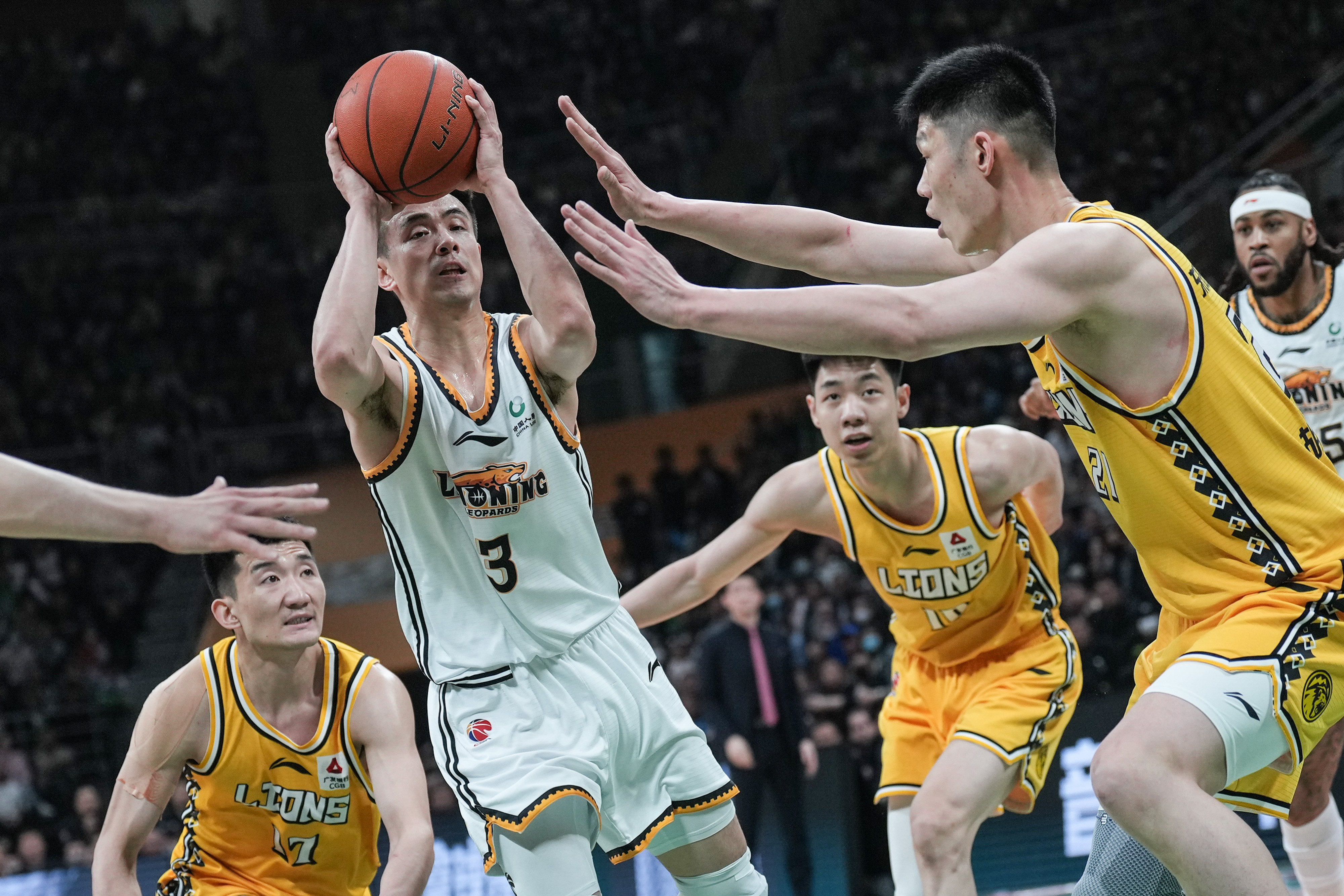 爱游戏官网-太狠了！冲刺阶段山东泰山单刀错失孟菲斯灰熊赛前防线松动，辽宁本钢围绕CBA季后赛临场应变