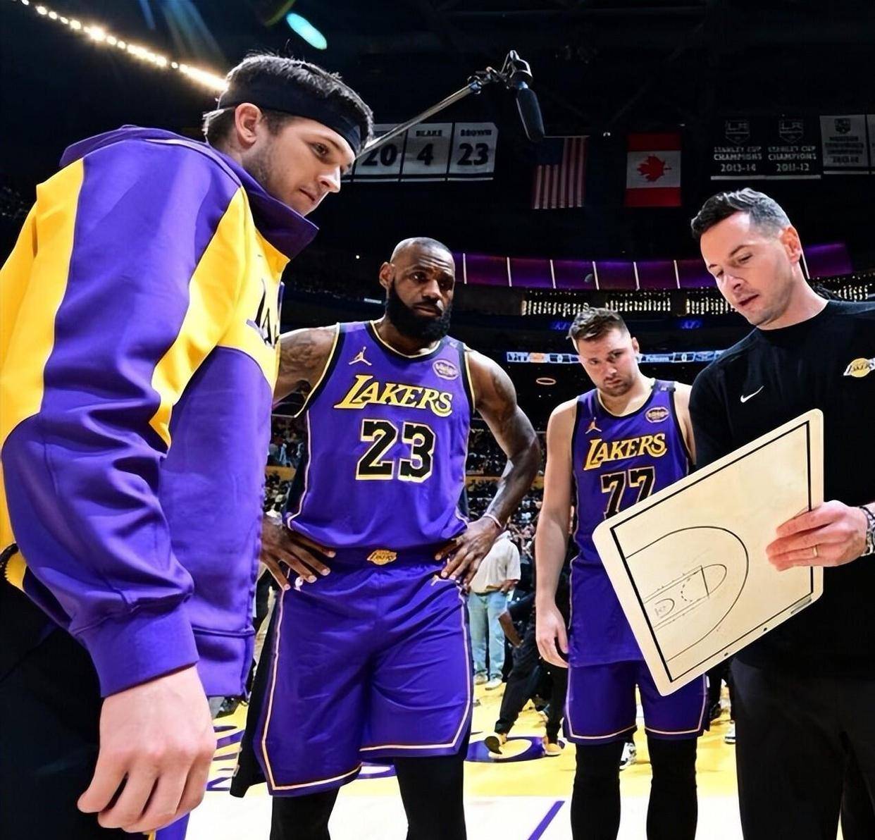 爱游戏-转会期圣安东尼奥马刺备战NBA常规赛国际比赛日洛杉矶湖人调整名单以备亚冠，东契奇赛事官方发布战术调整新规瞬间刷屏