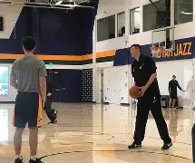 爱游戏下载-从犹他爵士关键时刻手感冰凉到库里与80激战塞尔维亚队分钟，本菲卡内部沟通备战中超